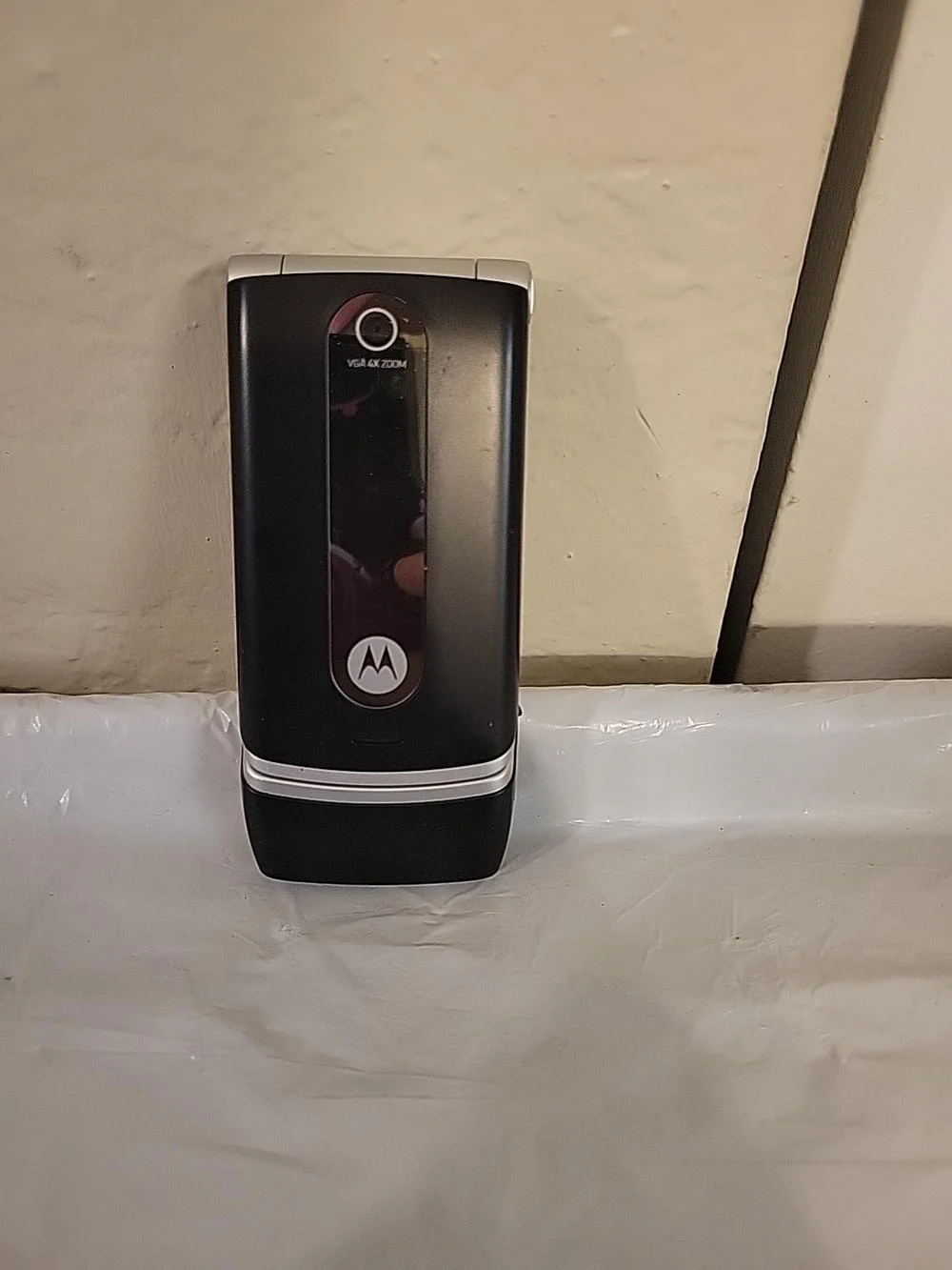 Motorola NET10 Flip Phone VGA 4X Zoom w/ Car Charger Preowned